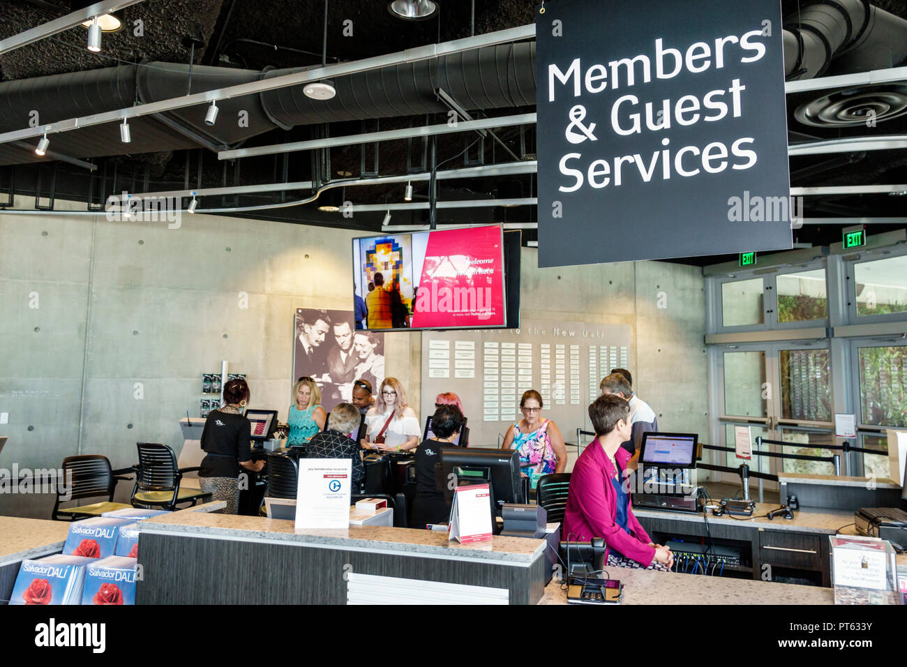 St. Saint Petersburg, Florida, Salvador Dali Museum, surrealistische Kunst, Inneneinrichtung, Lobby, Schild für Mitglieder- und Gästeservices, FL180731095 Stockfoto