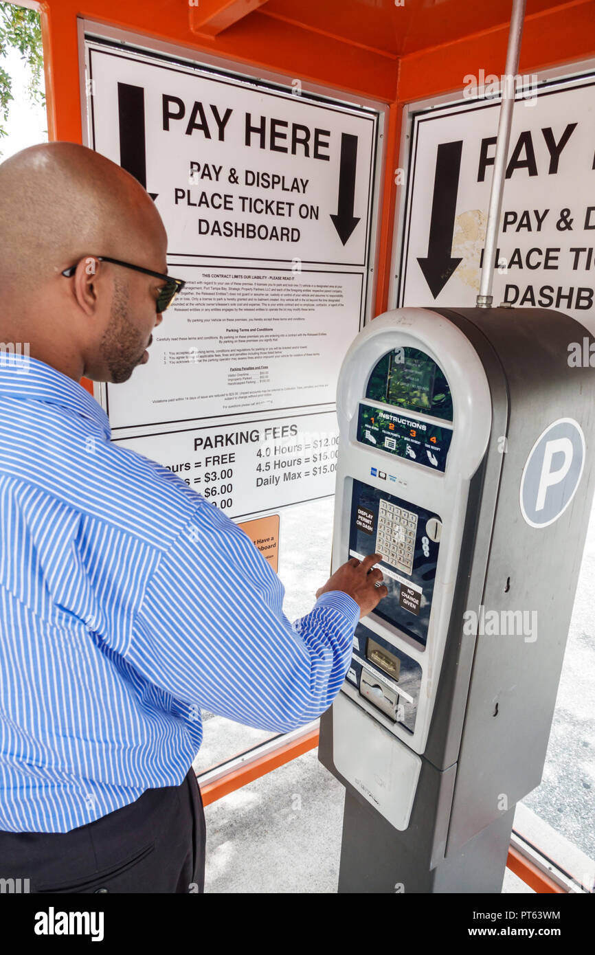 Florida, Tampa, kostenpflichtiger Parkplatz, Selbstbedienungsdienst, schwarzer Mann, männlicher Mann, mit, Verkaufsautomat, Kartenspender, FL180731158 Stockfoto
