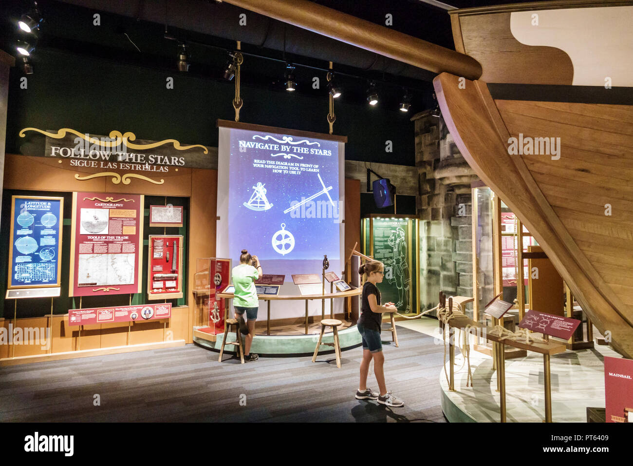 Florida, Tampa, Tampa Bay History Center, innen, Sammlung, Ausstellungen, Mädchen, weibliche Kinder Kinder Kinder Jugendliche, Blick, FL180731 Stockfoto