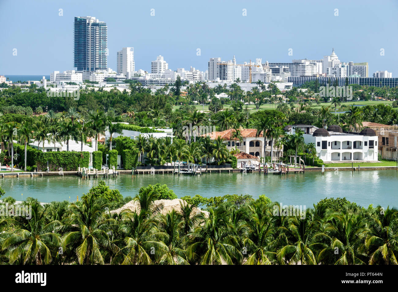 Miami Beach Florida, Biscayne Bay, Häuser am Wasser, Skyline der Stadt, Palmen, FL180731249 Stockfoto