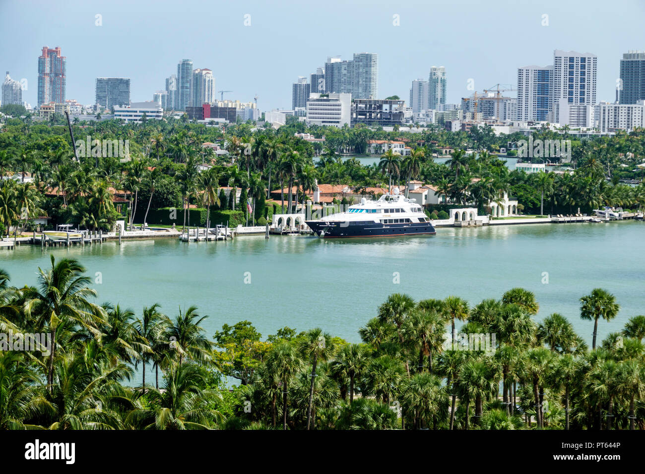 Miami Beach, Florida, Biscayne Bay, Häuser am Wasser, Skyline der Stadt, Palmen, Luxus Super Mega Yacht, FL180731250 Stockfoto