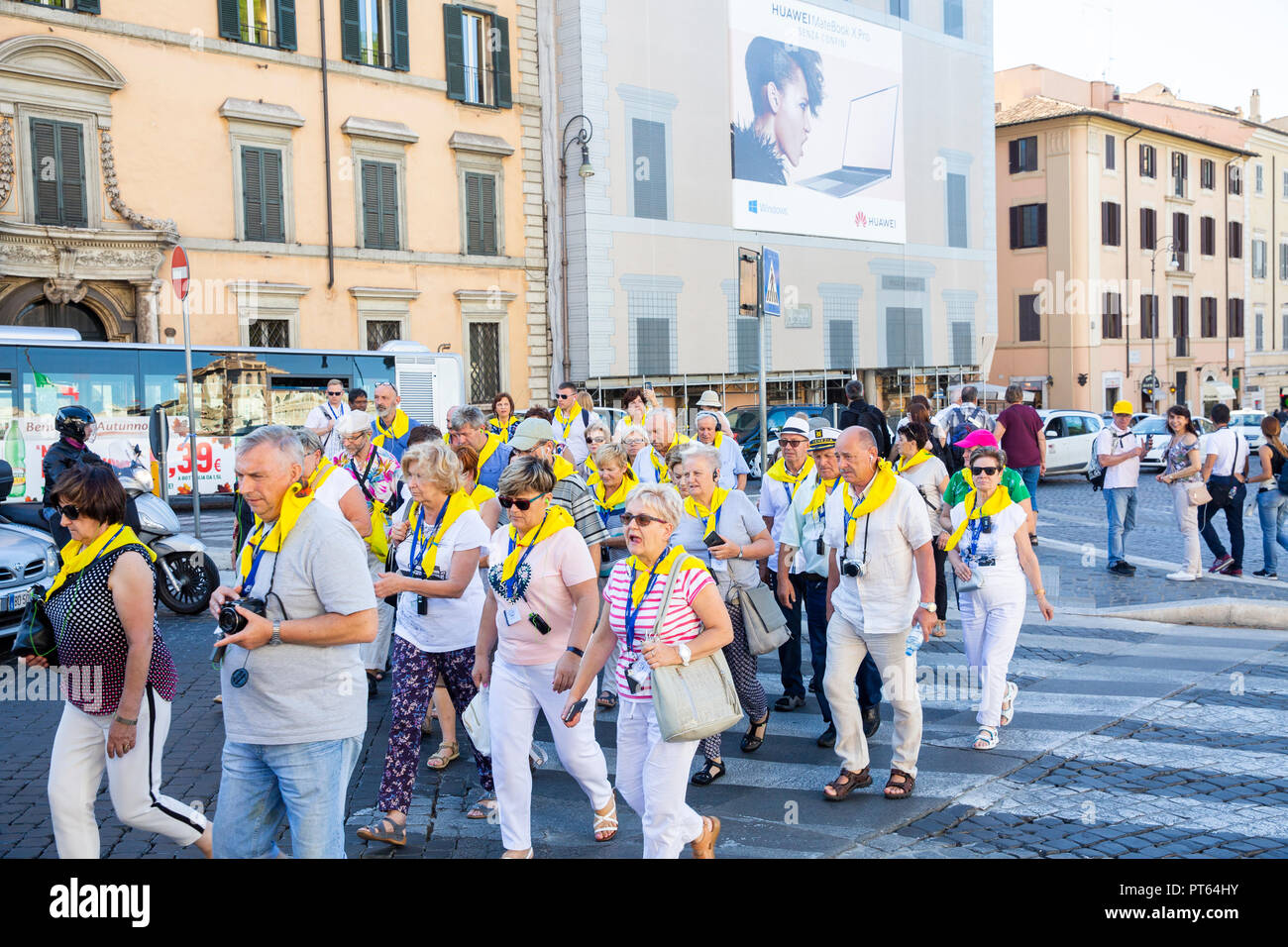 Organisierten Reise in Rom mit Touristen tragen gelbe Schals, Rom, Italien Stockfoto