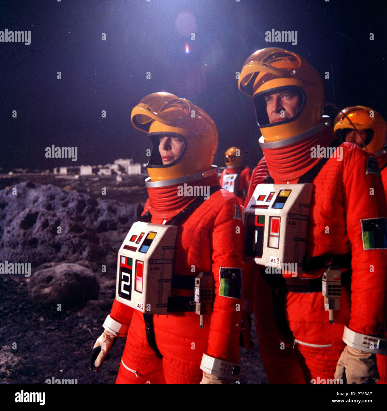 Original Film Titel: Raum: 1999. Englischer Titel: SPACE: 1999. Jahr: 1975. Regie: CHARLES CRICHTON. Stars: Barbara BAIN; Martin Landau. Credit: RAI/ITC/Album Stockfoto