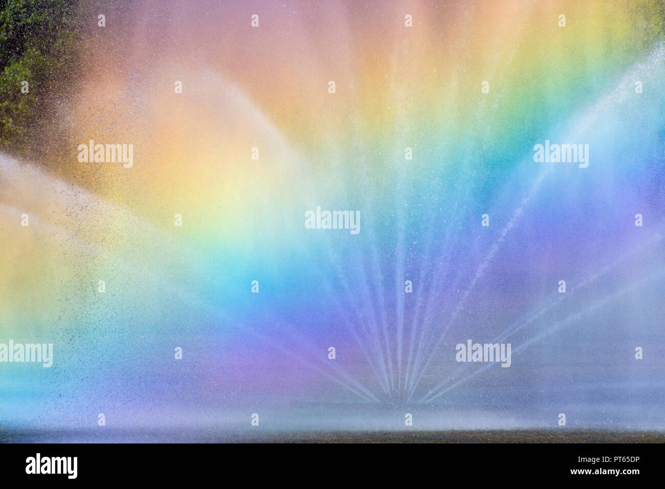 In der Nähe von einem großen Brunnen auf einem Teich filtern helles Sonnenlicht wie ein Prisma. Stockfoto