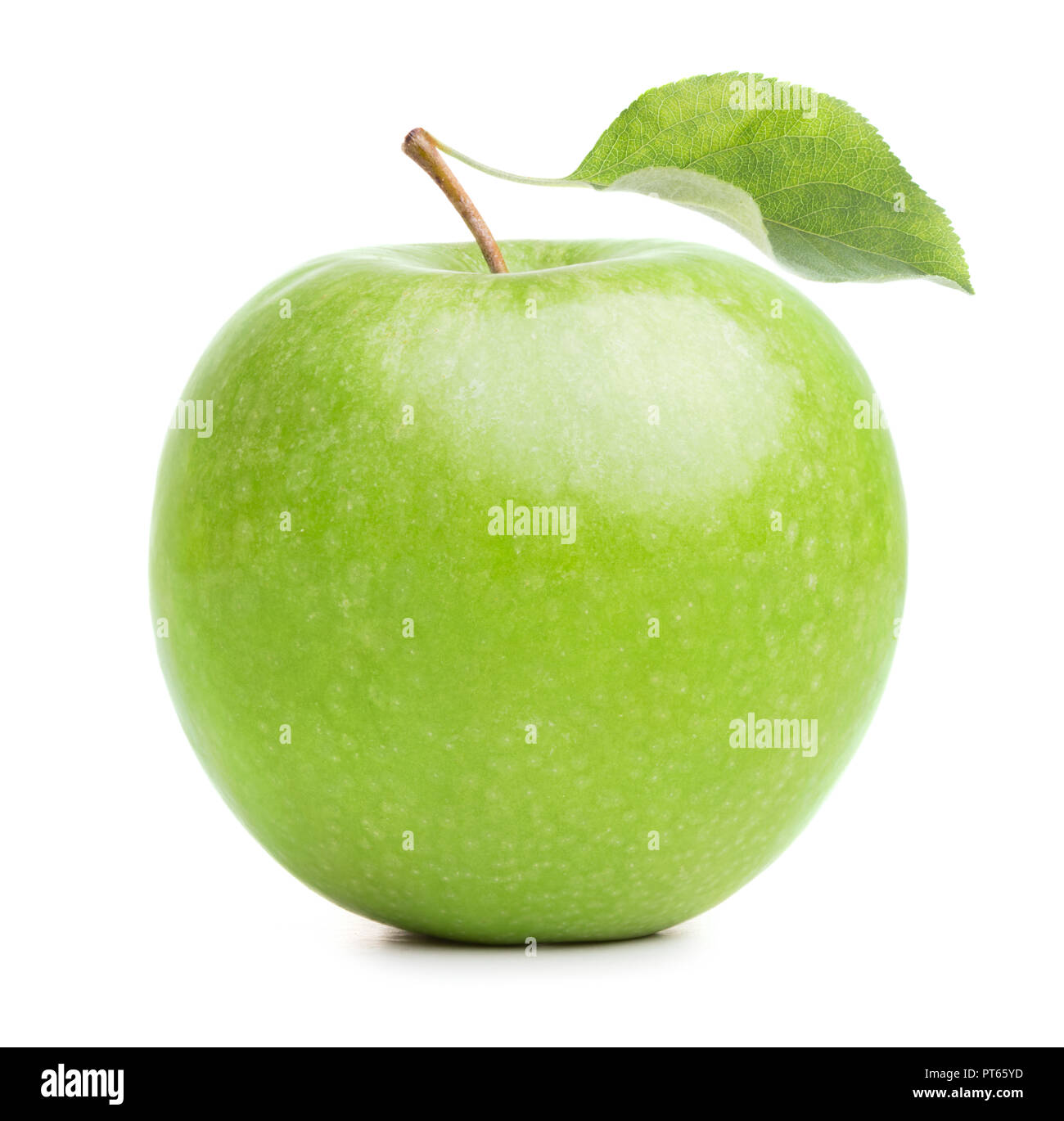Grüner Apfel mit Blatt auf weißem Hintergrund Stockfoto