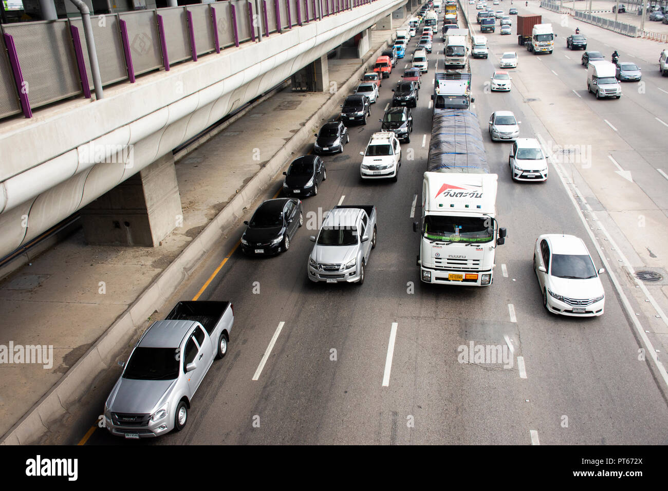Thais fahren und reiten Sie auf Kanchanaphisek Straße mit Stau in der Nähe von MRT-lila Linie bei Bang Pai Station am 27. April 2018 in Nonthaburi, Thailand Stockfoto