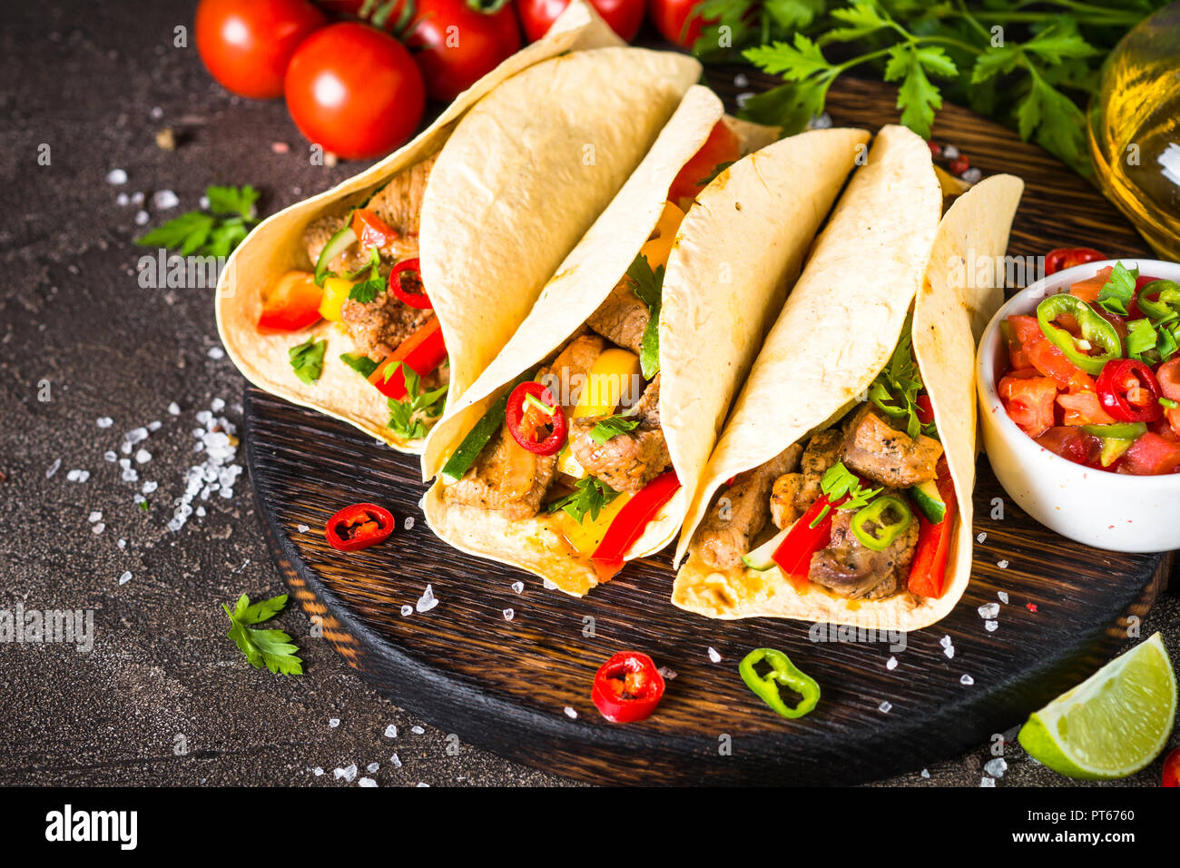 Mexikanische Tacos Schweinefleisch mit Gemüse und Salsa. Stockfoto