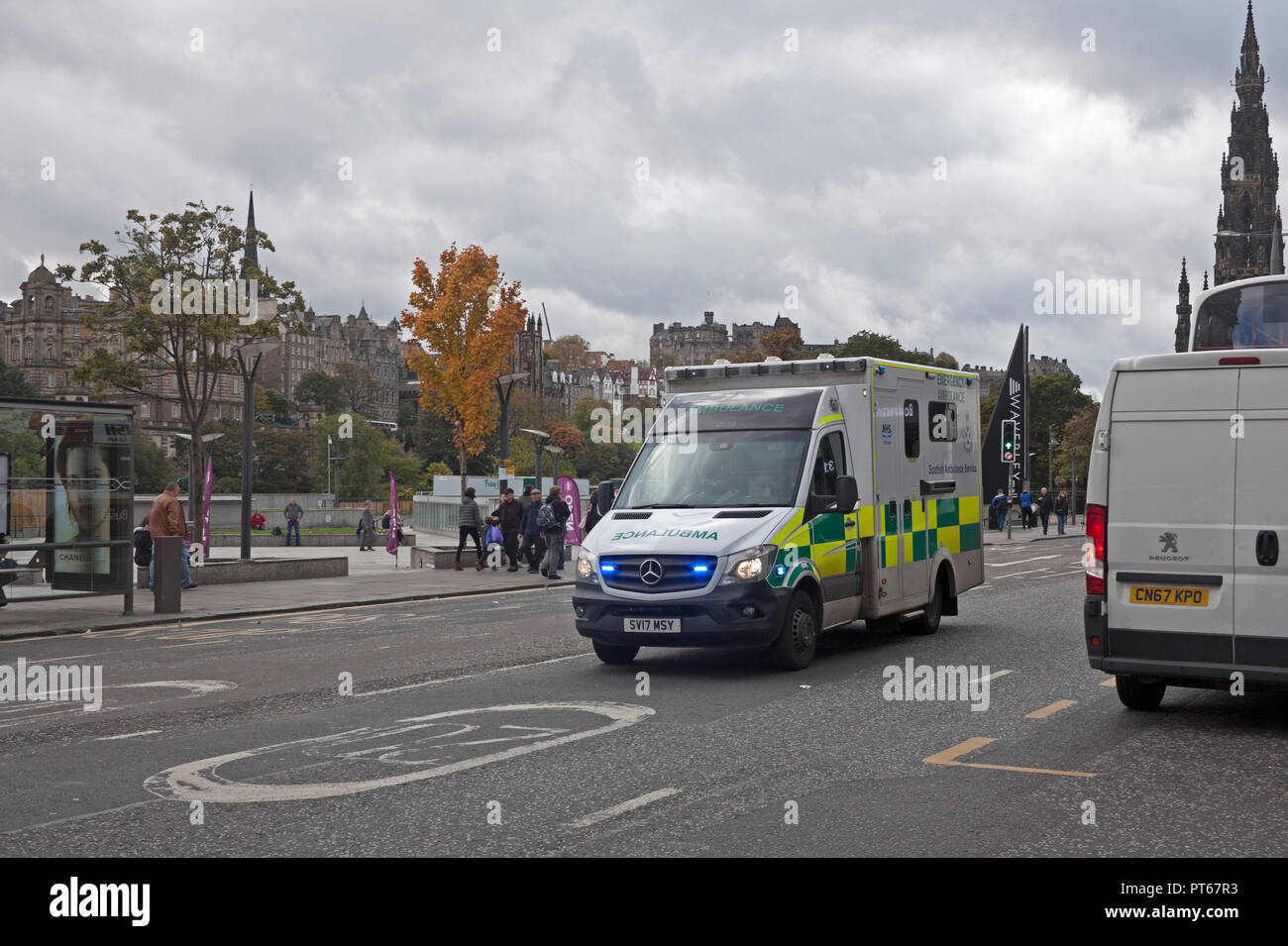 Krankenwagen mit Blaulicht Schnellfahren in 20 Zone auf Notfallmaßnahmen, Princes Street, Edinburgh, Schottland, Großbritannien Stockfoto