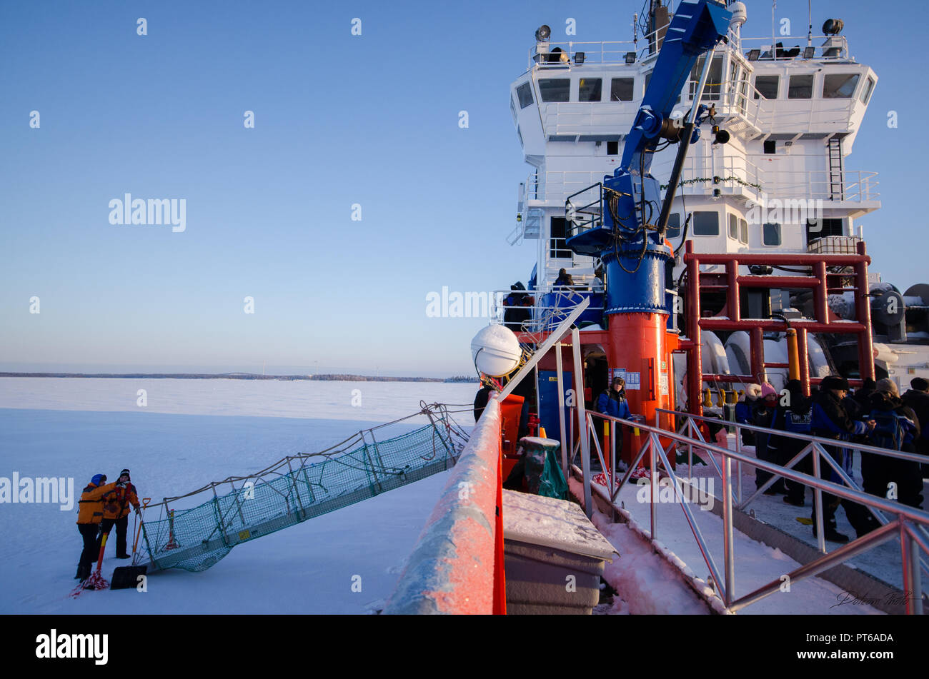 Der Eisbrecher Schiff gefangen im Eis versucht zu brechen und verlassen die Bucht zwischen den Gletschern Stockfoto