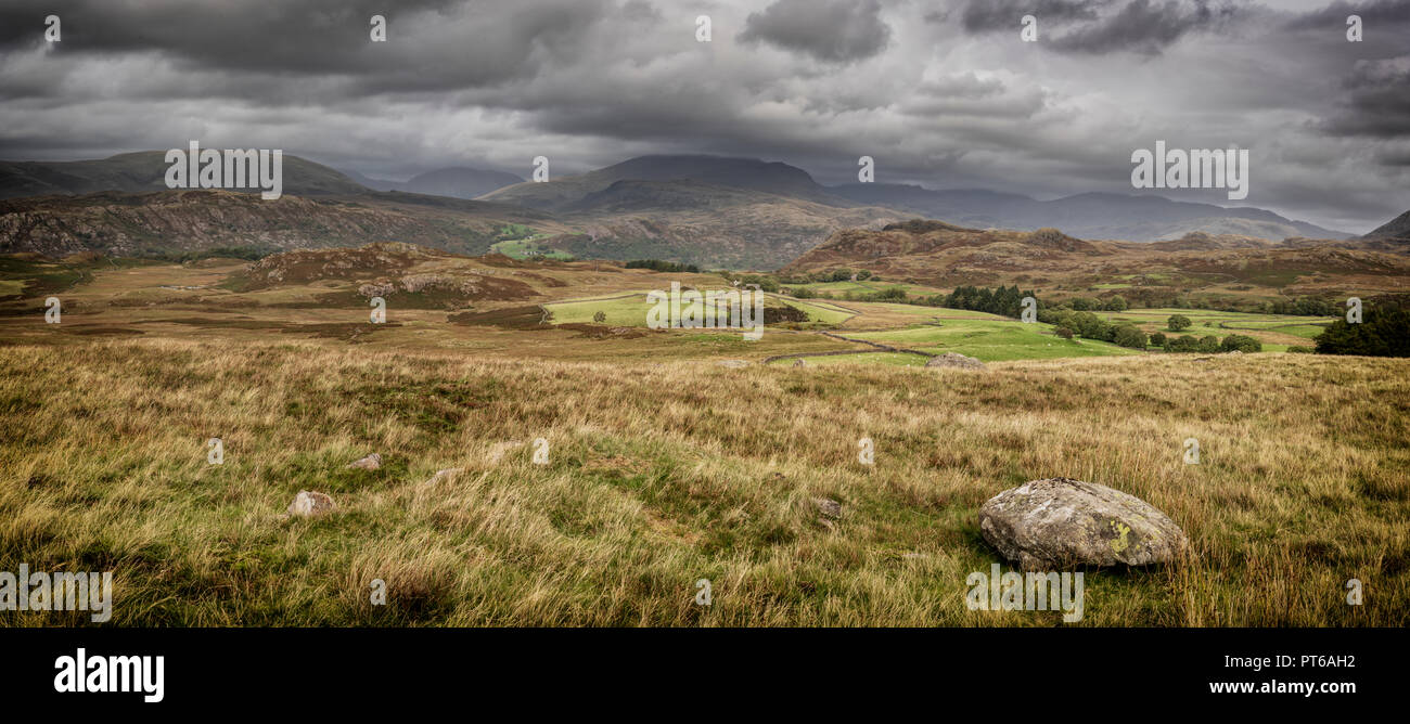 Dunkler Himmel über Birker fiel, dieser Blick über eine antike Landschaft von landwirtschaftlichen Feldern kaum sichtbar auf das moderne Auge schaut. Nikon D850, Nikon 5. Stockfoto