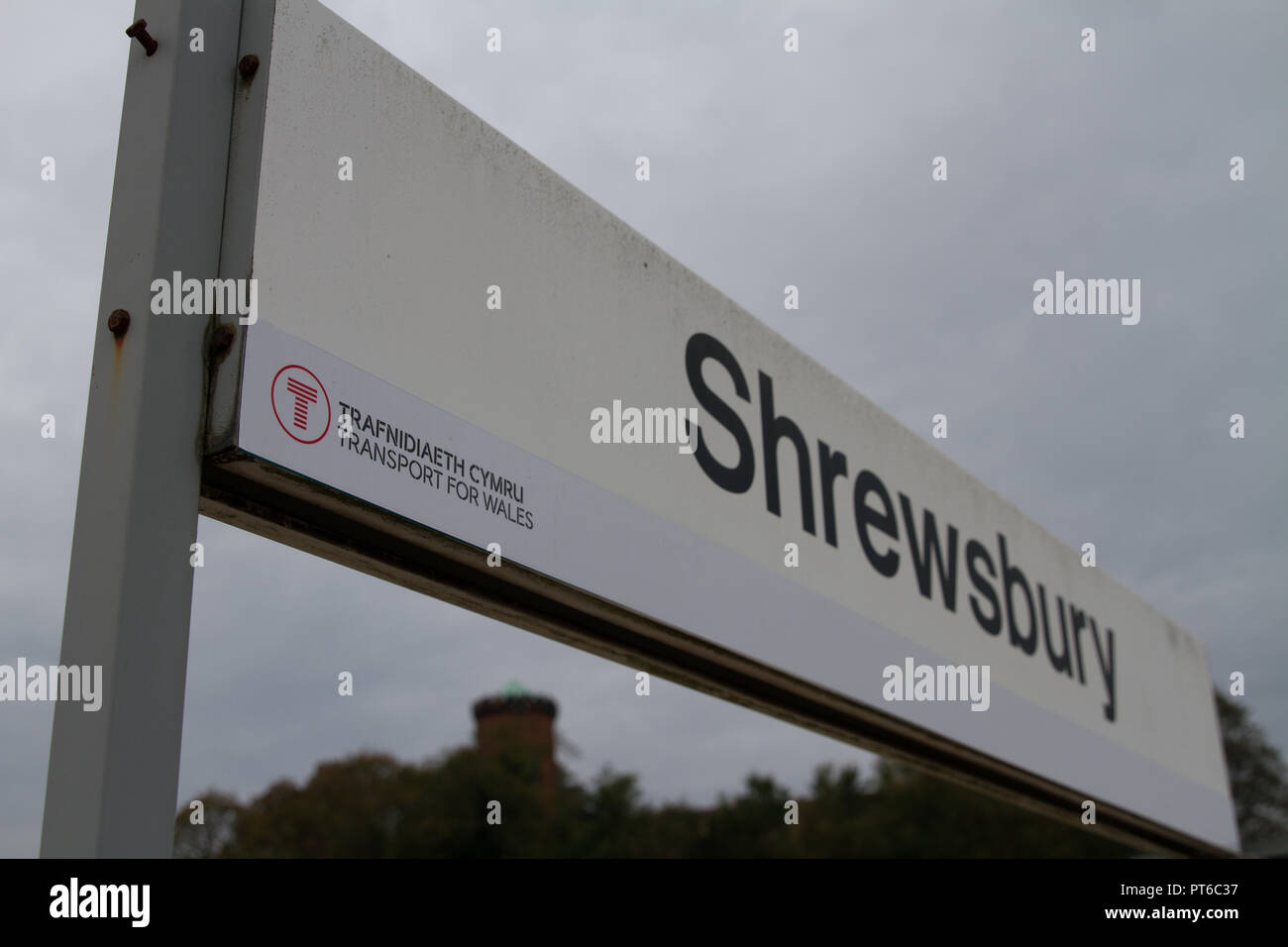 Bahnhof Shrewsbury in England Zeichen gegen einen grauen Himmel Übersicht Transport für Wales Marke durch die neue Bahn Fahrer Keolis Amey. Stockfoto
