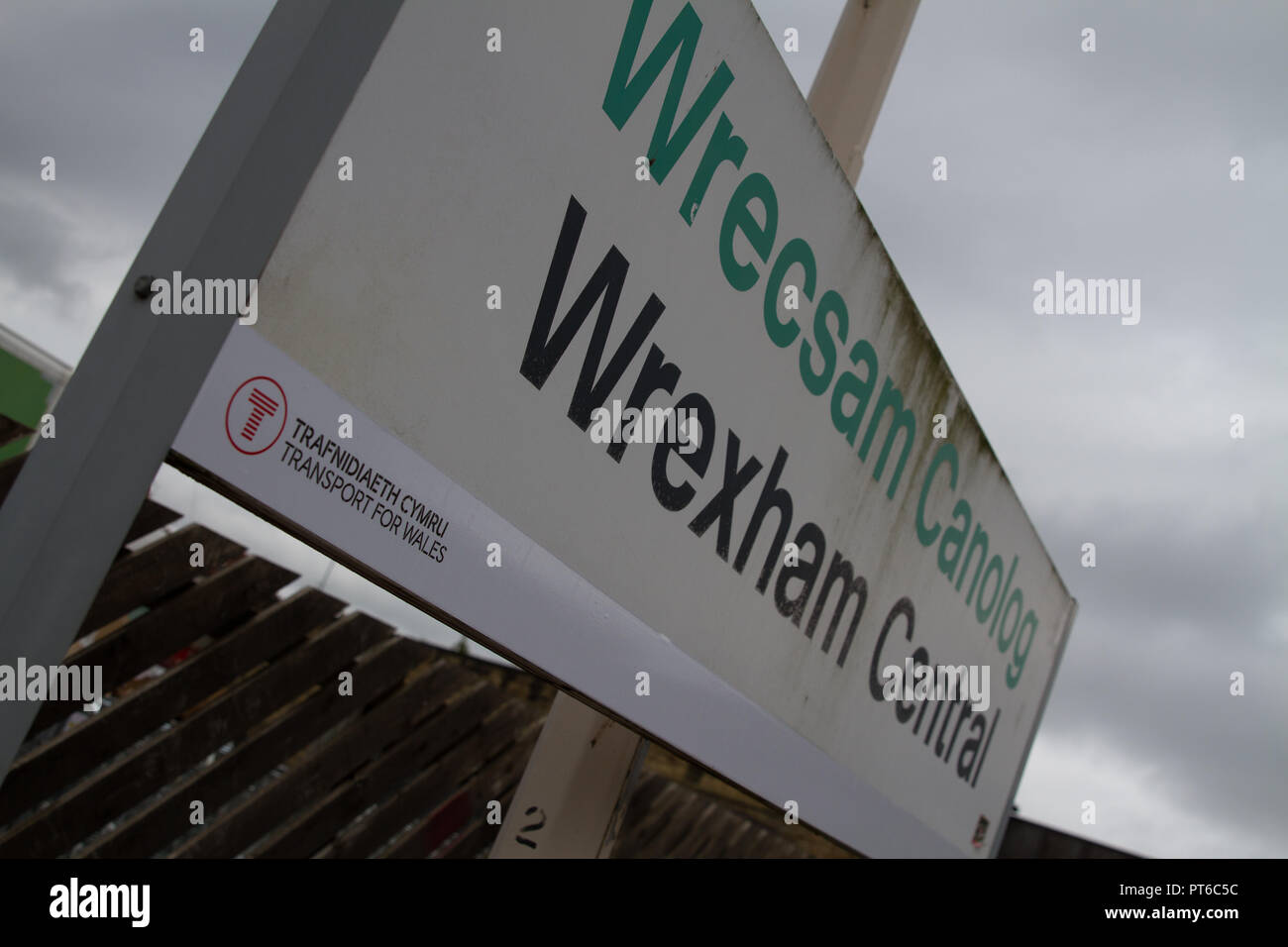Wrexham Hauptbahnhof in Wales Zeichen gegen einen grauen Himmel Übersicht Transport für Wales Marke durch die neue Bahn Fahrer Keolis Amey. Stockfoto