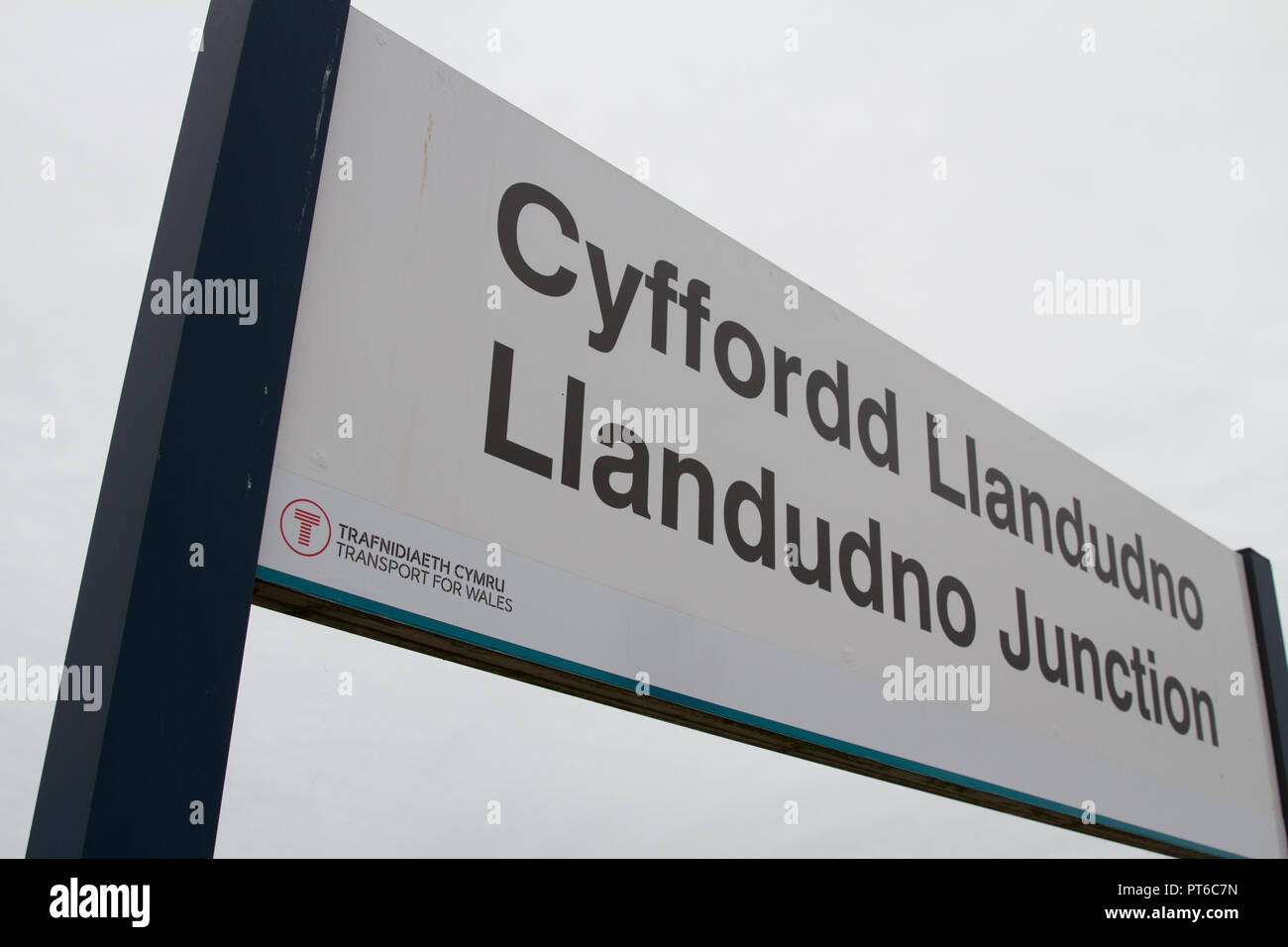 Llandudno Junction Railway Station in Wales Zeichen gegen einen grauen Himmel Übersicht Transport für Wales Marke durch die neue Bahn Fahrer Keolis Amey. Stockfoto