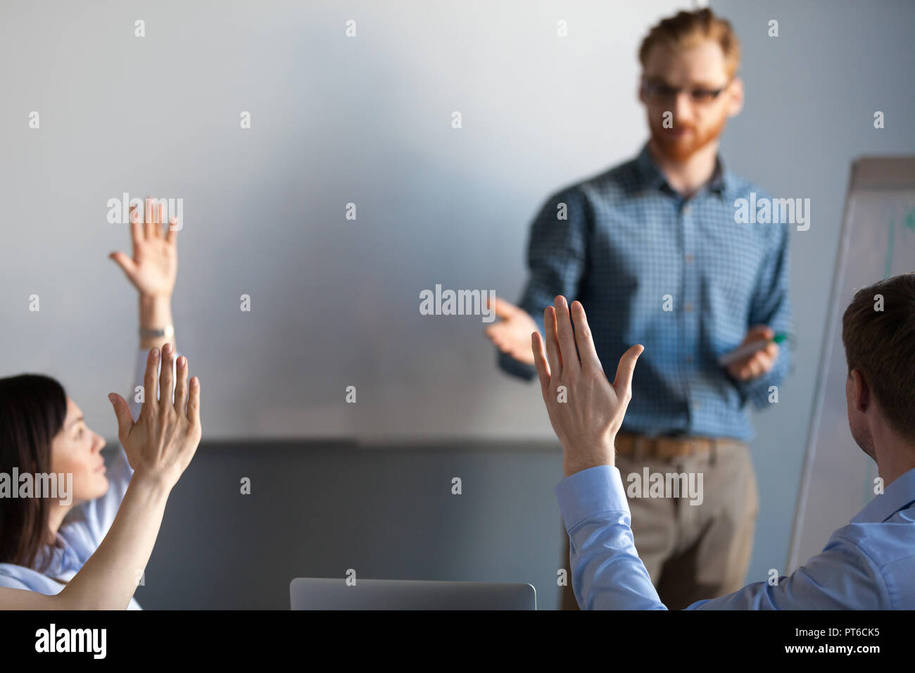 Business Publikum die Hände oben Abstimmung als Freiwilliger an meeti Stockfoto Business Publikum die Hände oben Abstimmung als Freiwilliger an meeti Stockfoto