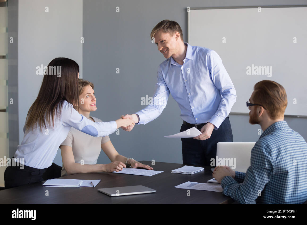 Lächelnd boss handshaking Mitarbeiter danken für gute Arbeit oder Prom Stockfoto