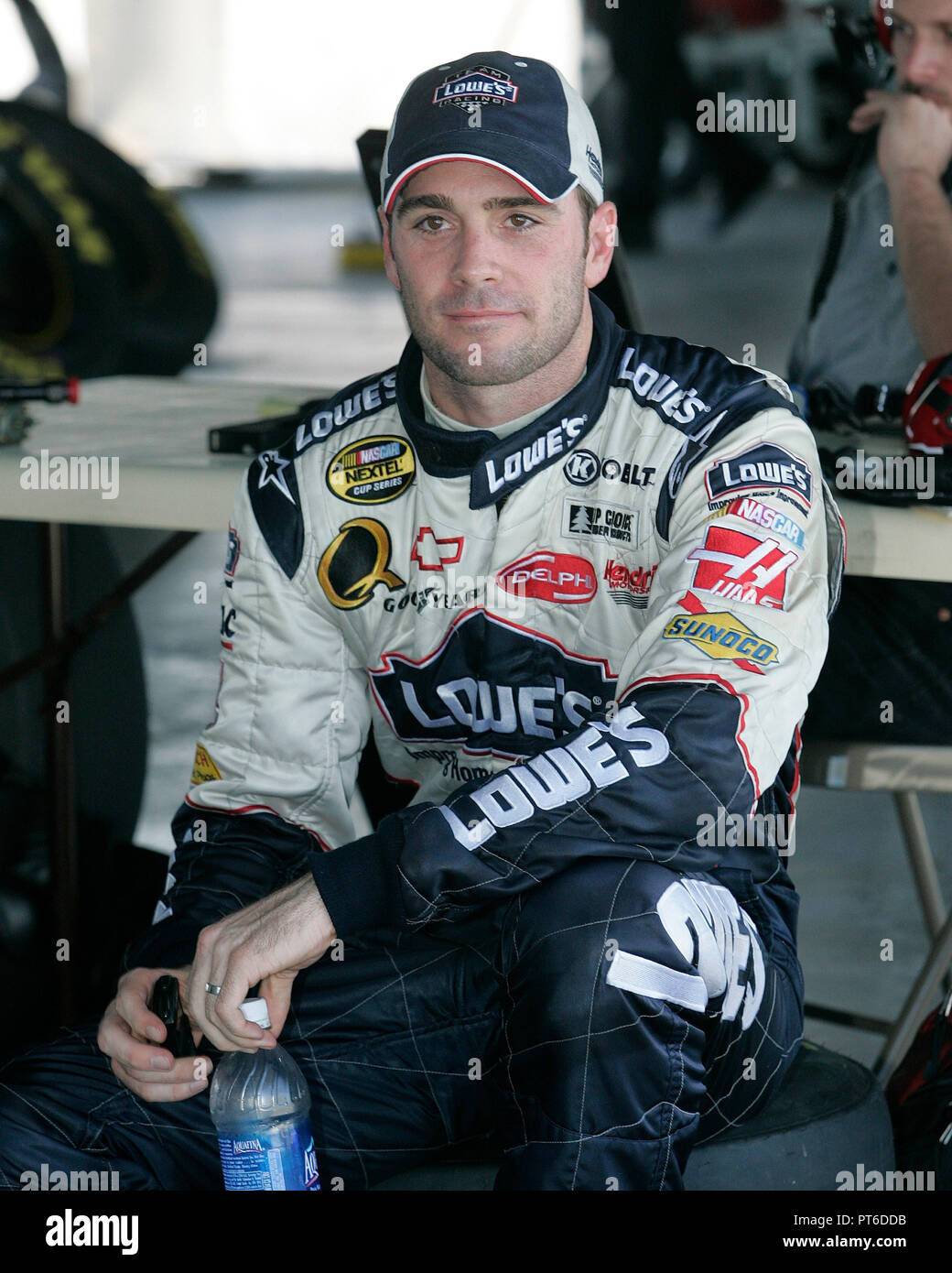 Jimmy Johnson bereitet sich für ein Probeliegen auf dem Homestead-Miami Speedway, in Homestead, Florida, am 9. November 2005. Stockfoto