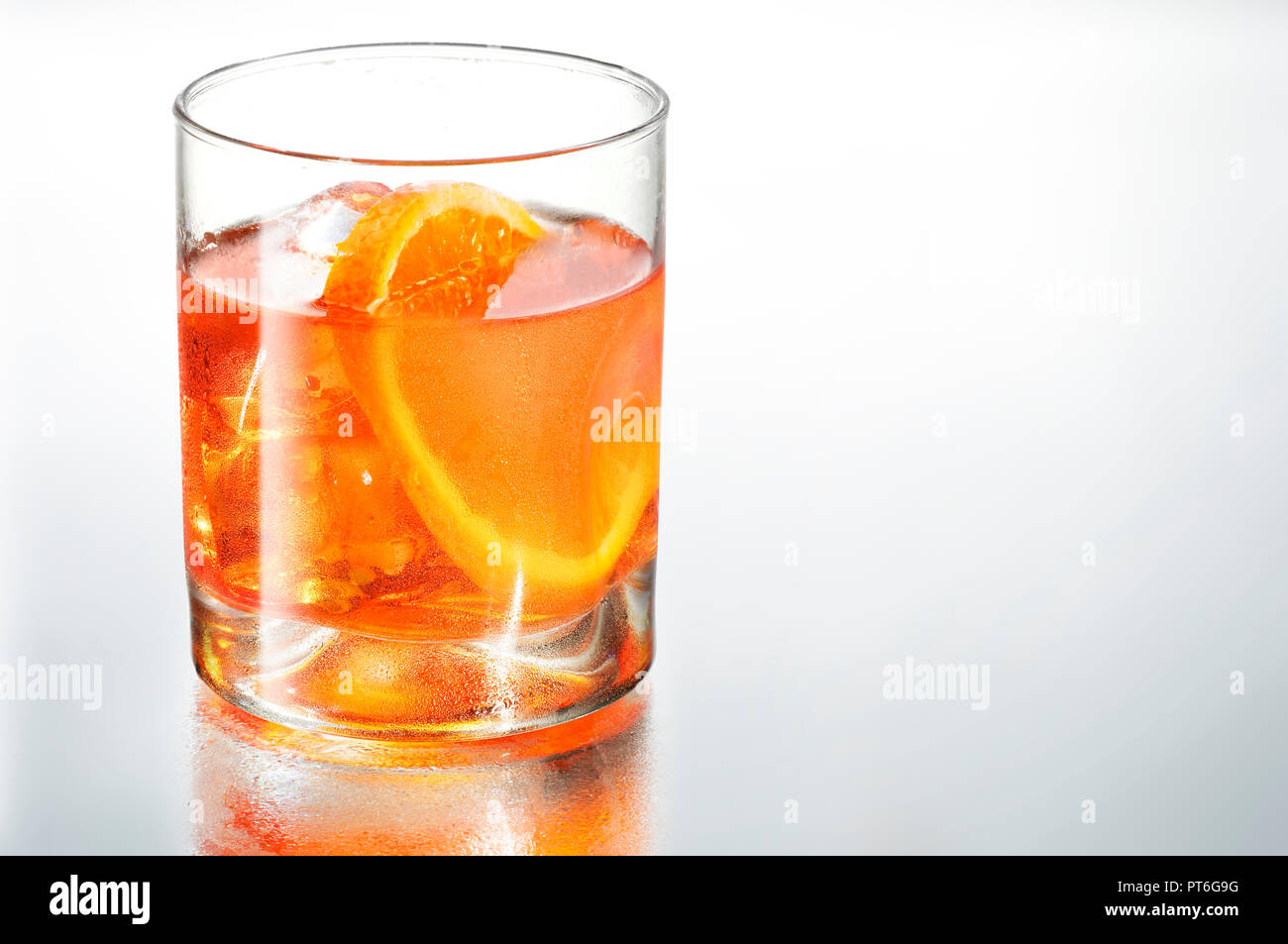 Tucc, Wodka trinken mit Orange Slice Stockfoto