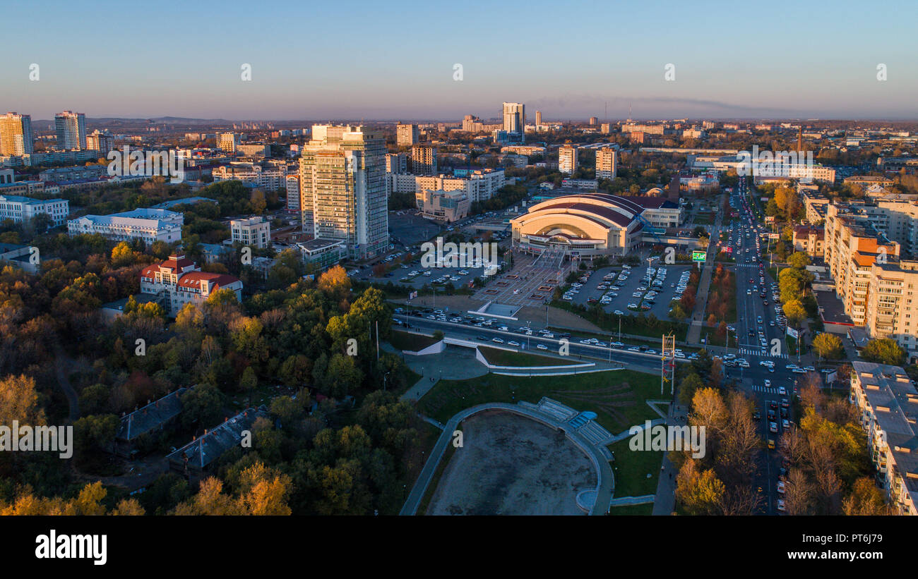 Chabarowsk Park im Zentrum der Stadt. Stadt Teiche. Herbst. Der Blick