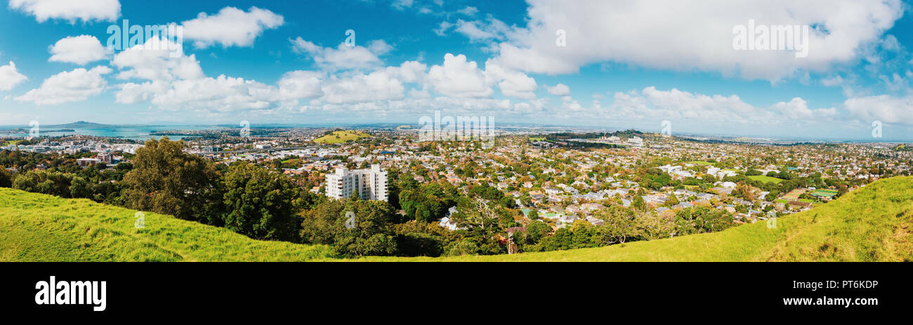 Landschaft von Auckland City vom Gipfel des Mount Eden. (North Island, Neuseeland) Stockfoto