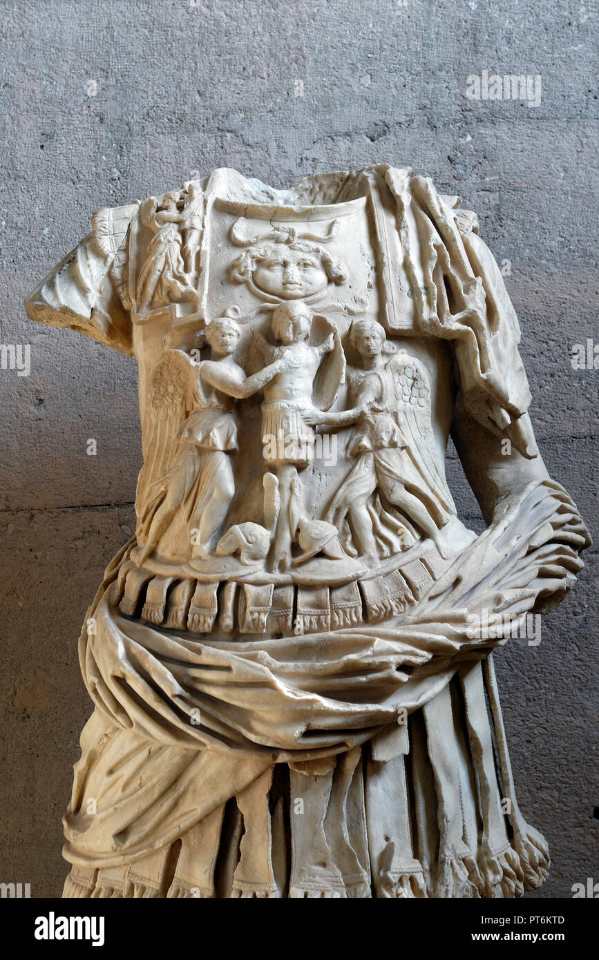 Statue der Mann in der Rüstung, von der Julian Basilika. 2. Archäologische Museum. Antike Korinth, Peloponnes, Griechenland. Stockfoto