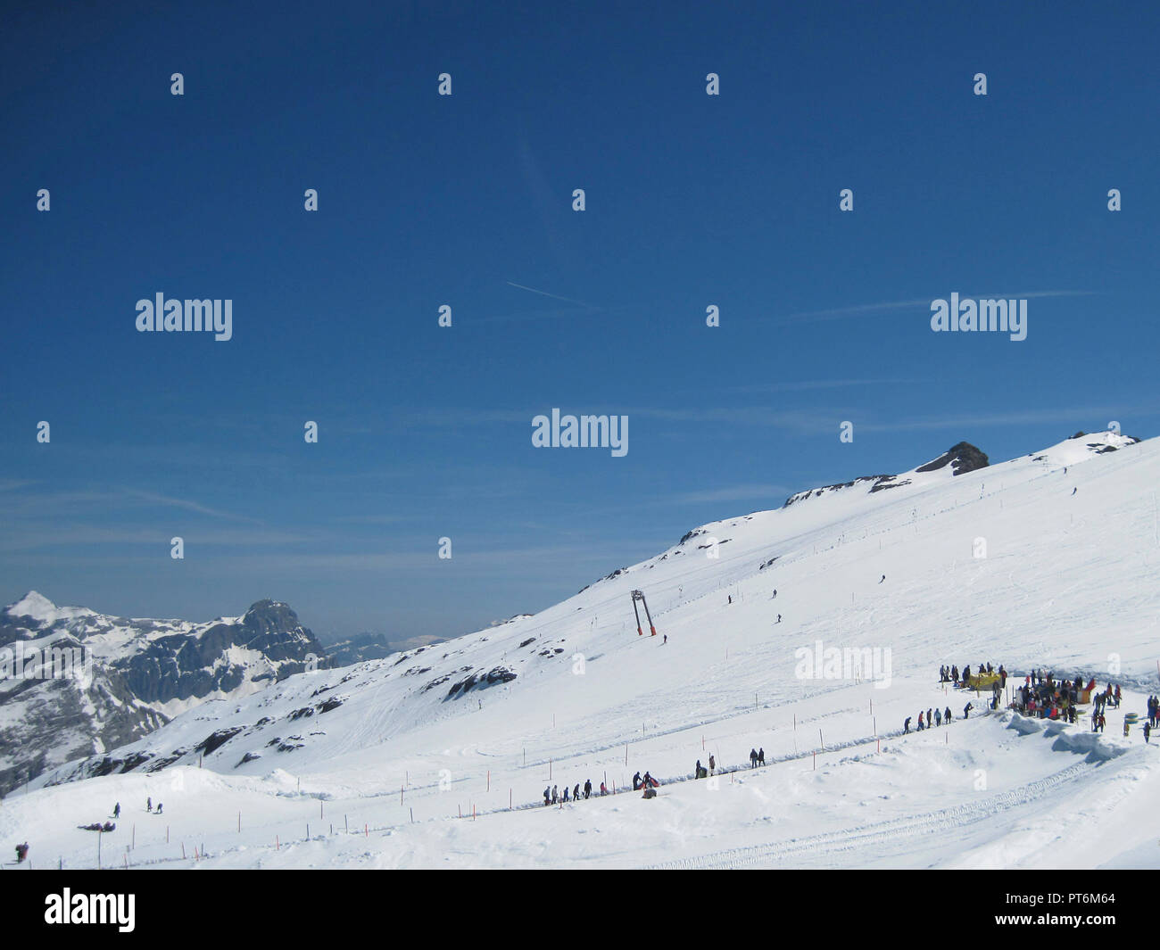 Touristen Snow Tubing auf dem Titlis, Schweiz Stockfoto