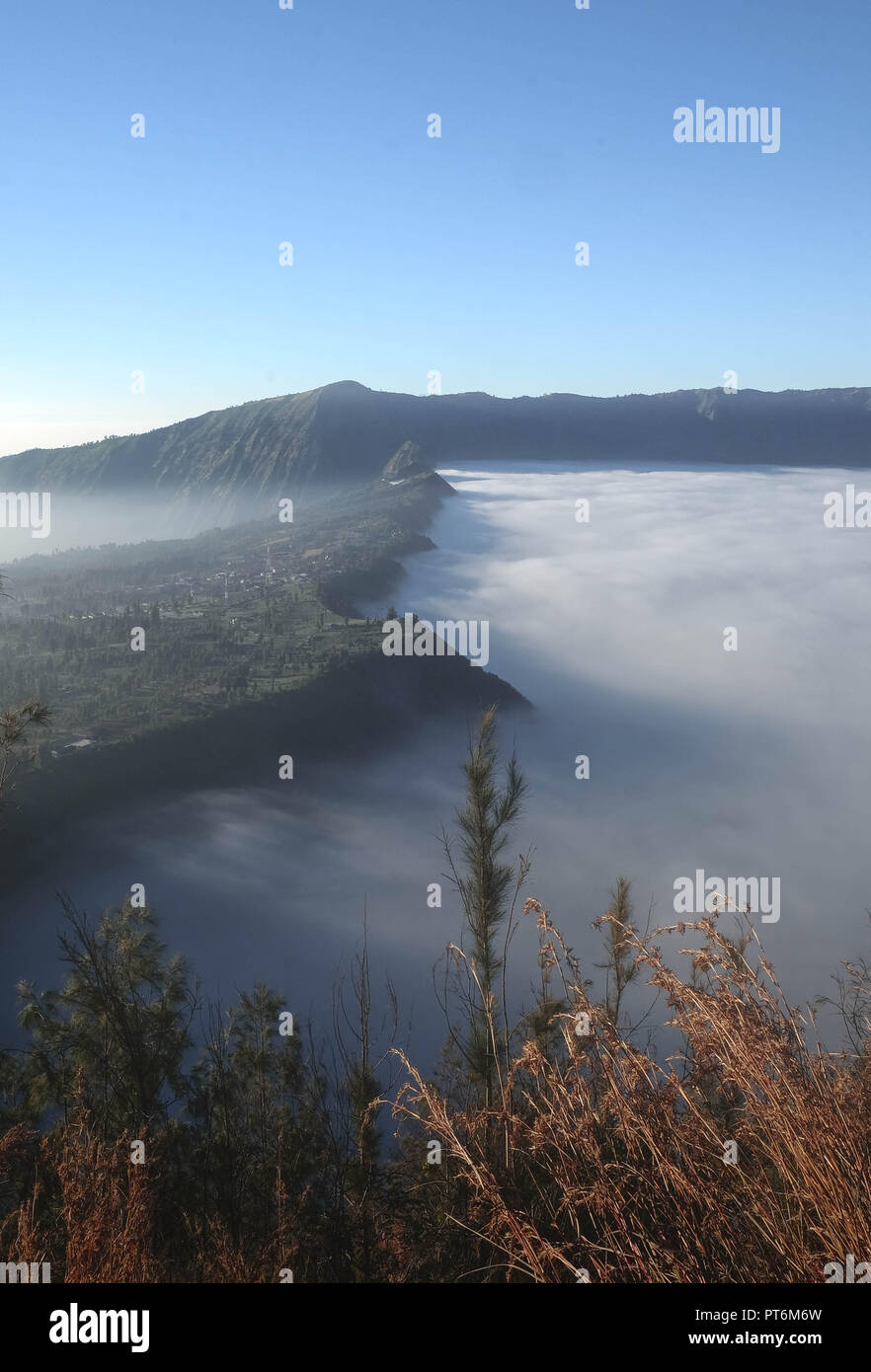 Ein Ziel für den Tourismus zu Indonesien. Sonnenaufgang am Cemoro Lawang Dorf auf dem Bromo Mount Bromo Tengger Semeru National Park, Ost Java, Indones Stockfoto