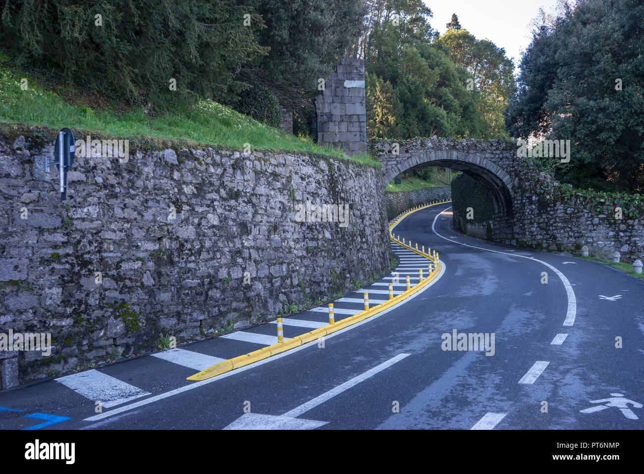Europa, Italien, Bellagio, Comer See, kurvenreiche Straße Kurve, die durch BOGENBRÜCKE Stockfoto