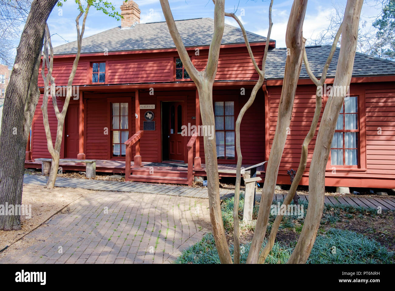 Alte rote Texan geschuppt Haus. Two-Bit Taylor Inn Museum. Chestnut Square Historic Village, McKinney, Texas. Stockfoto