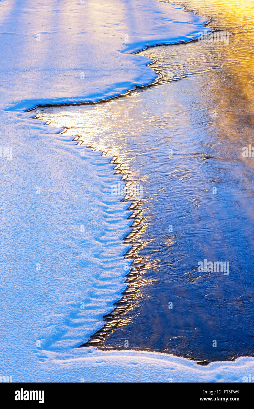 Fluss Wasser einfrieren in der sehr kalten Wintertag. Stockfoto