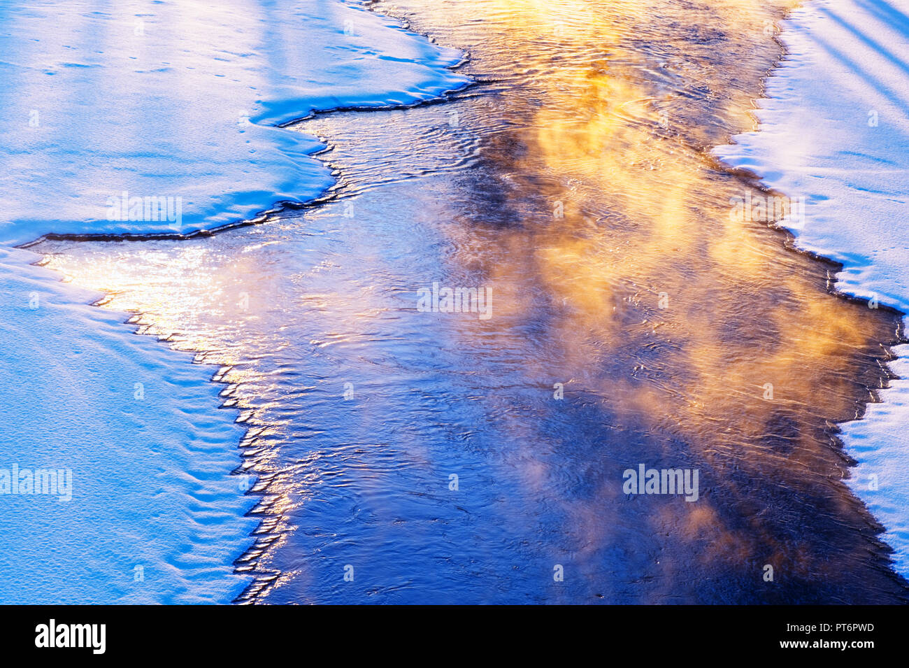 Fluss Wasser einfrieren in der sehr kalten Wintertag. Stockfoto