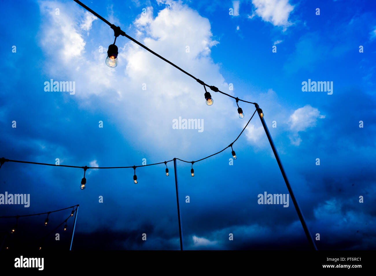 Party-Lichter im Freien bei bewölktem Wetter Stockfoto