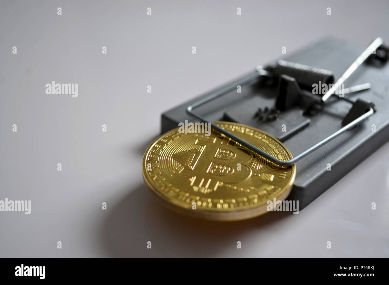 Bitcoin gefangen in einer Mausefalle Stockfoto