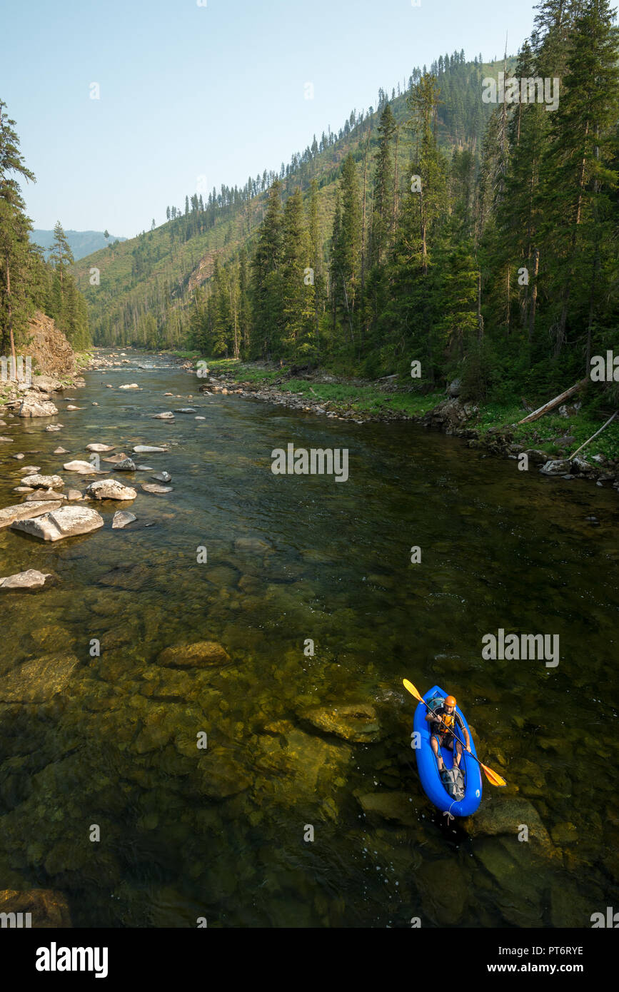 Eine aufblasbare Kajak paddeln an einem ruhigen Abschnitt der Selway River in Idaho. Stockfoto