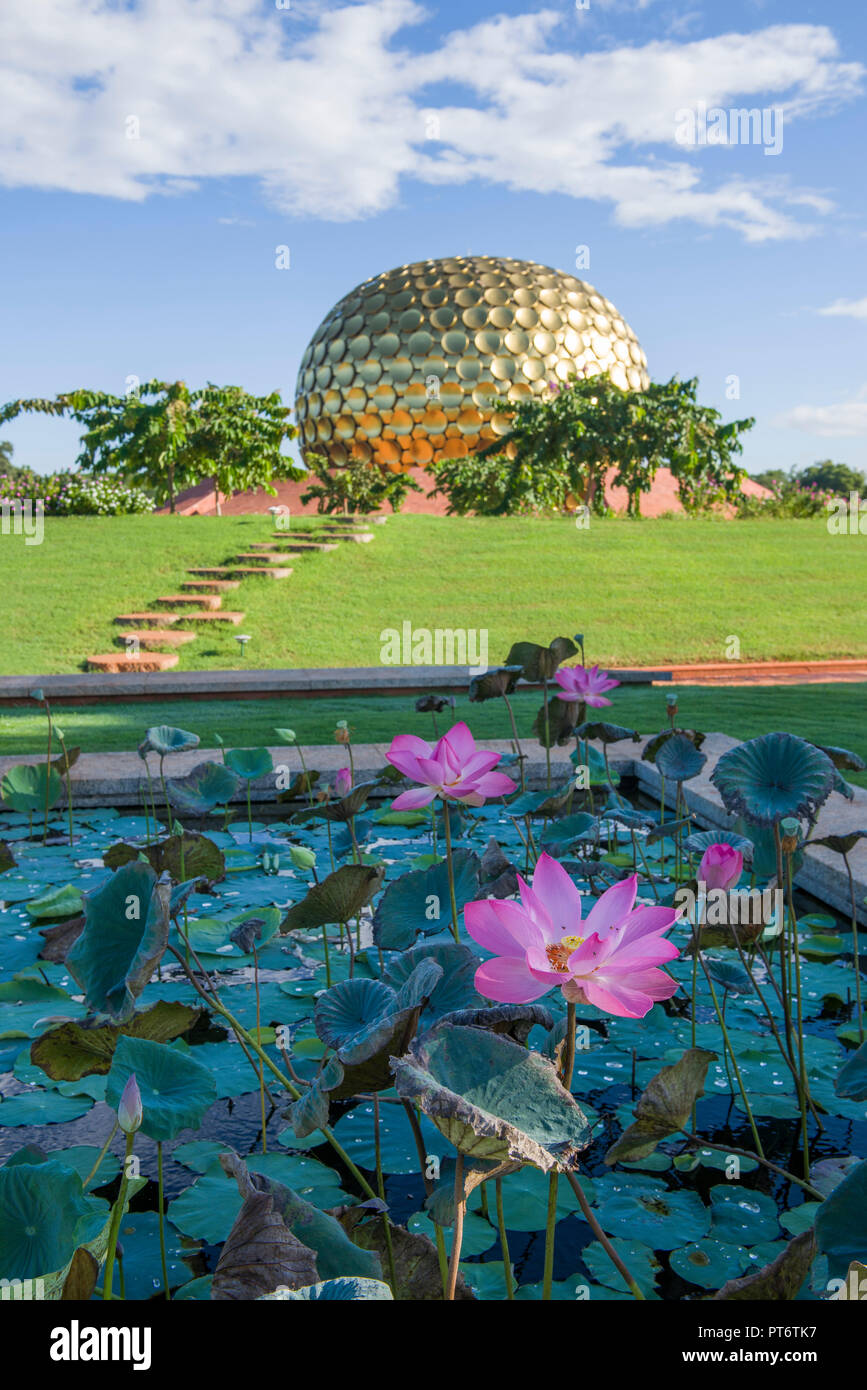 AUROVILLE, INDIEN - September 2018: Das Matrimandir Gärten und der Park der Einheit Stockfoto