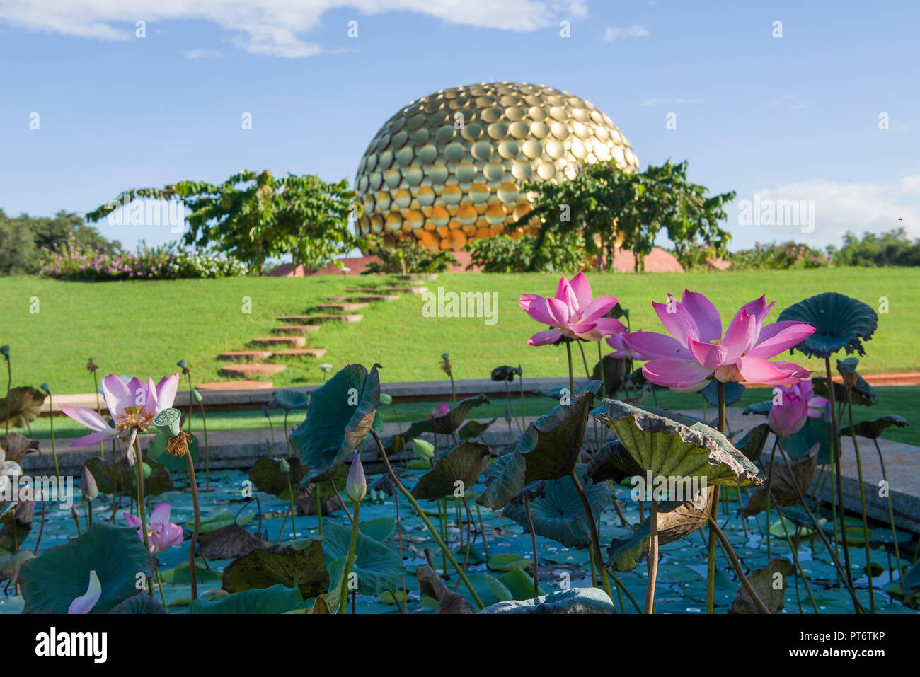 AUROVILLE, INDIEN - September 2018: Das Matrimandir Gärten und der Park der Einheit Stockfoto