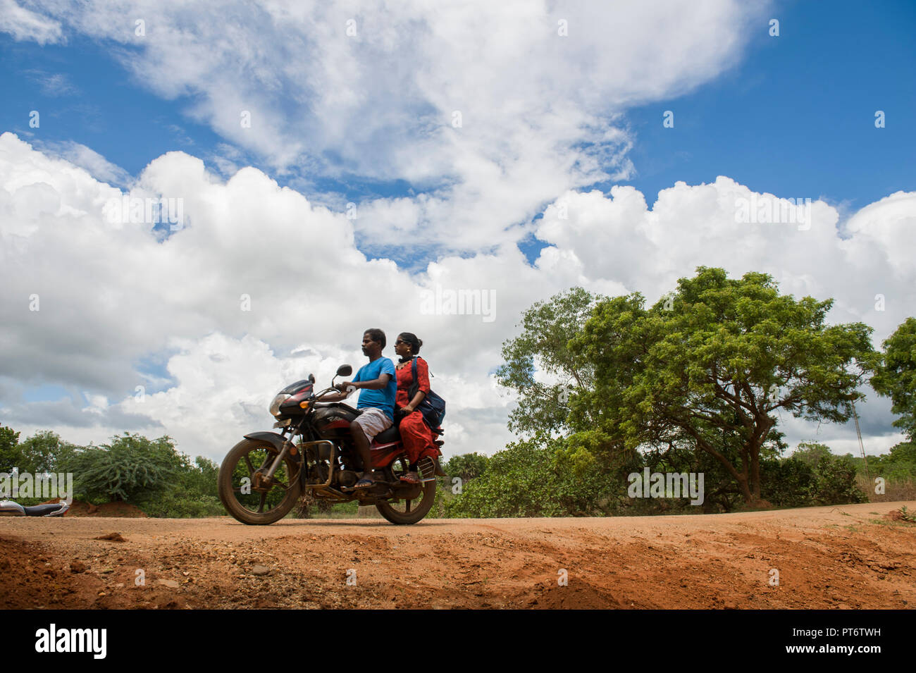 AUROVILLE, Indien - Oktober 2018: bewölkten Himmel, bevor der Monsun Stockfoto