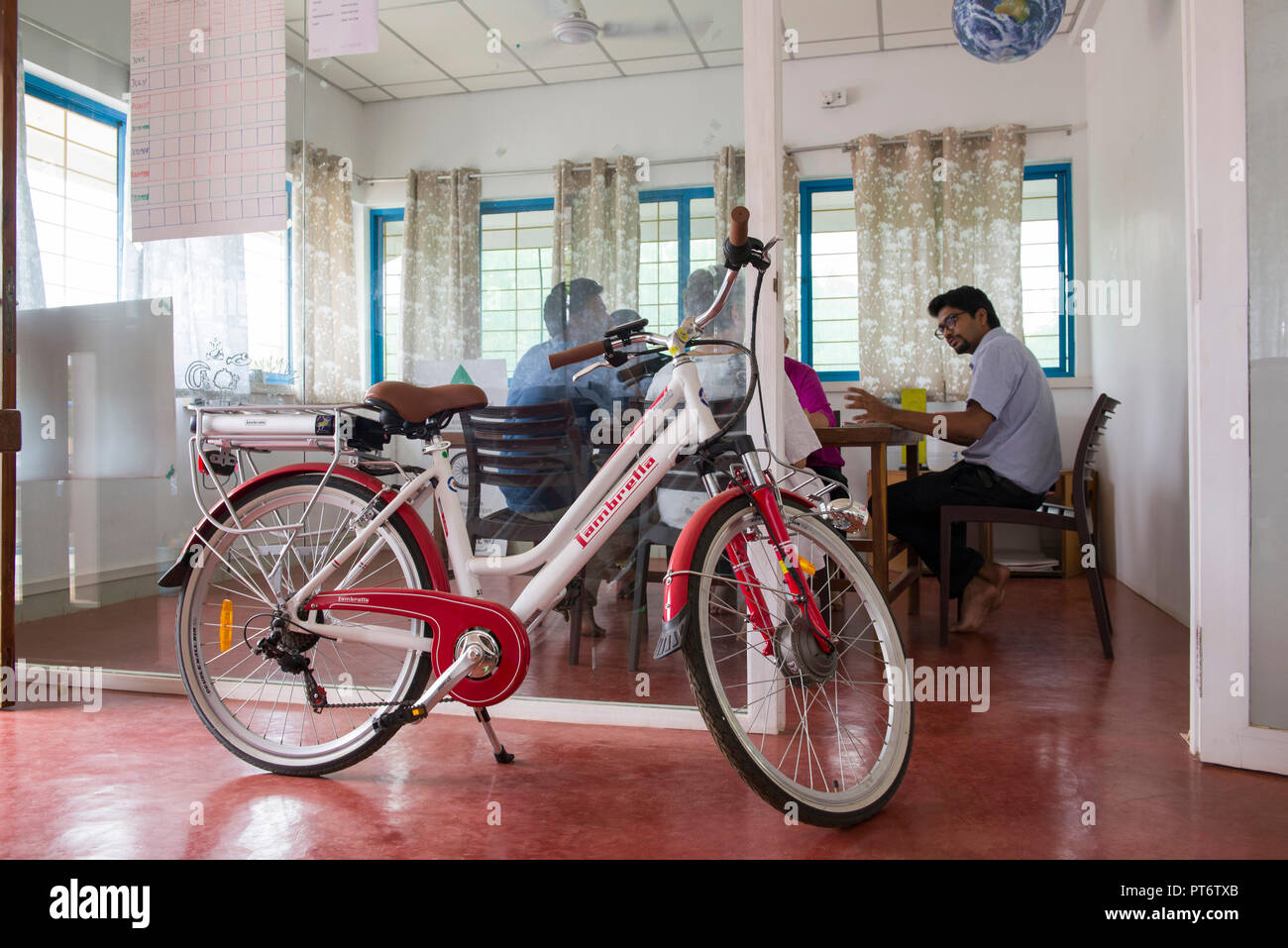 AUROVILLE, INDIEN - September 2018: Das Amt des Kinisi, elektrische Fahrräder zum Mieten. Eine kleine Arbeitsgruppe Nachhaltige Mobilität zu Auroville zu bringen Stockfoto