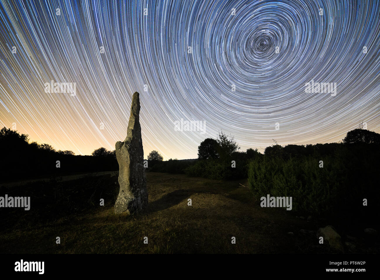 Zwei Stunden zirkumpolar über Itaida Menhir in Entzia, Álava, Spanien Stockfoto