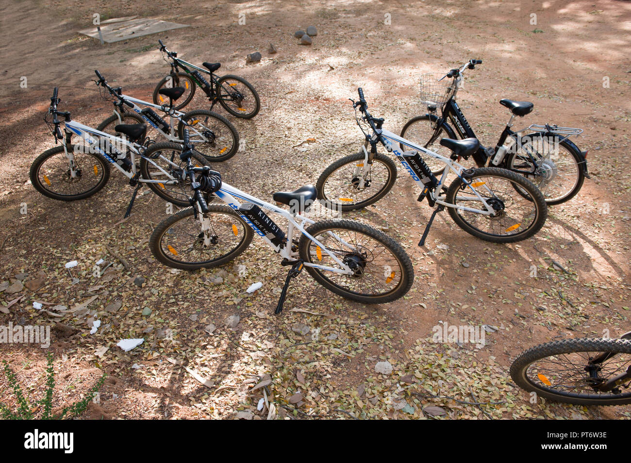 AUROVILLE, INDIEN - September 2018: Kinisi elektrische Fahrräder zum Mieten. Eine kleine Arbeitsgruppe Nachhaltige Mobilität zu Auroville zu bringen Stockfoto