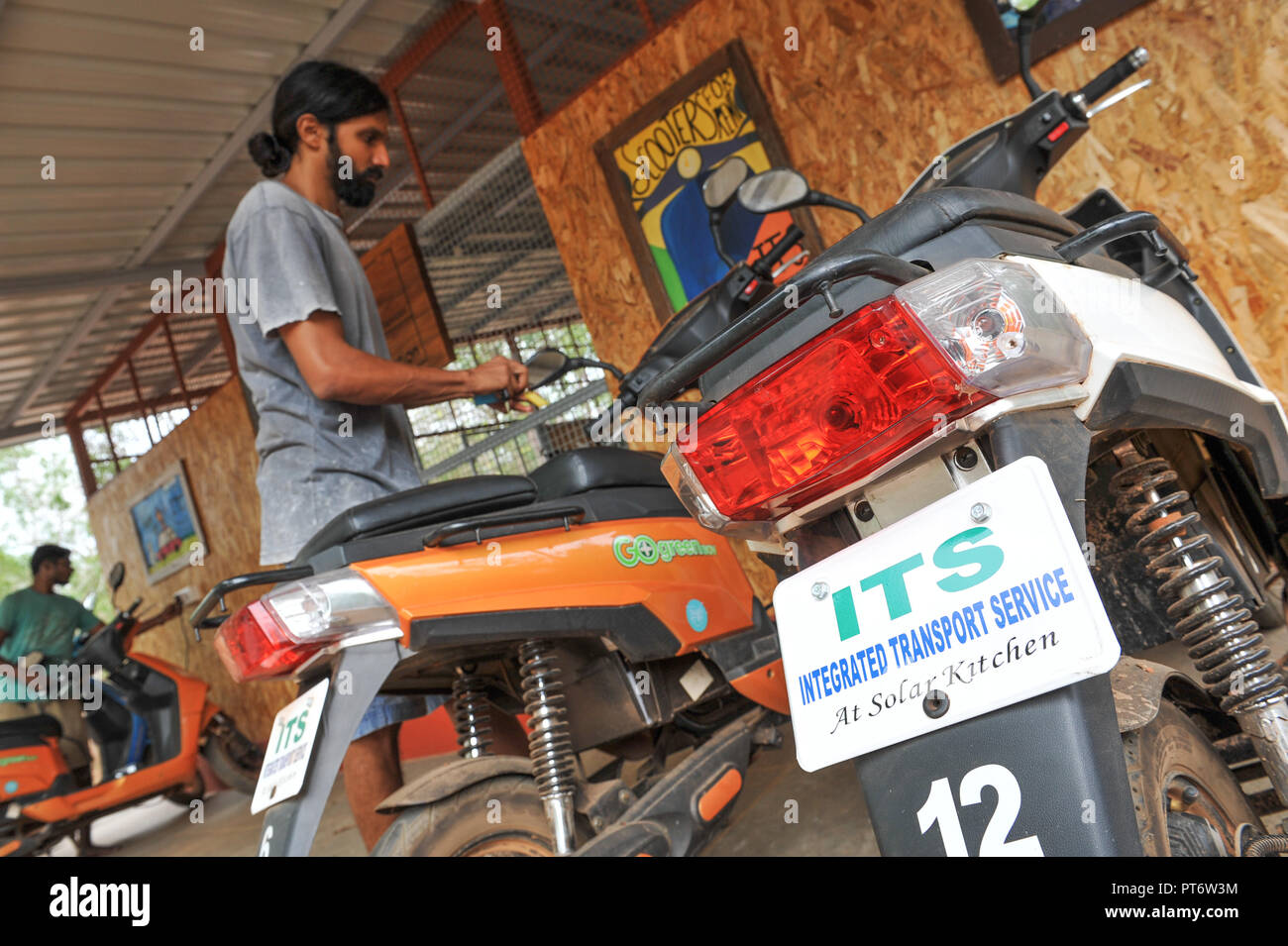 AUROVILLE, INDIEN - 26. Juli 2018: DER INTEGRIERTE Verkehrsdienst ist ein gemeinnütziger Verkehrsdienst. Stockfoto