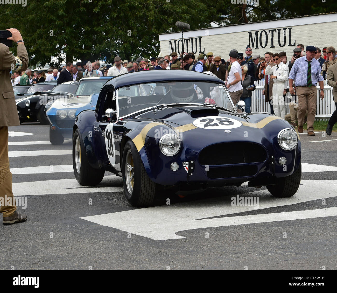 Jean-Pierre Jarier, Greg Audi, AC Cobra, Royal Automobile Club TT Feier, geschlossenen Cockpit GT Autos, 1960 bis 1964, Goodwood Revival 2018, September Stockfoto