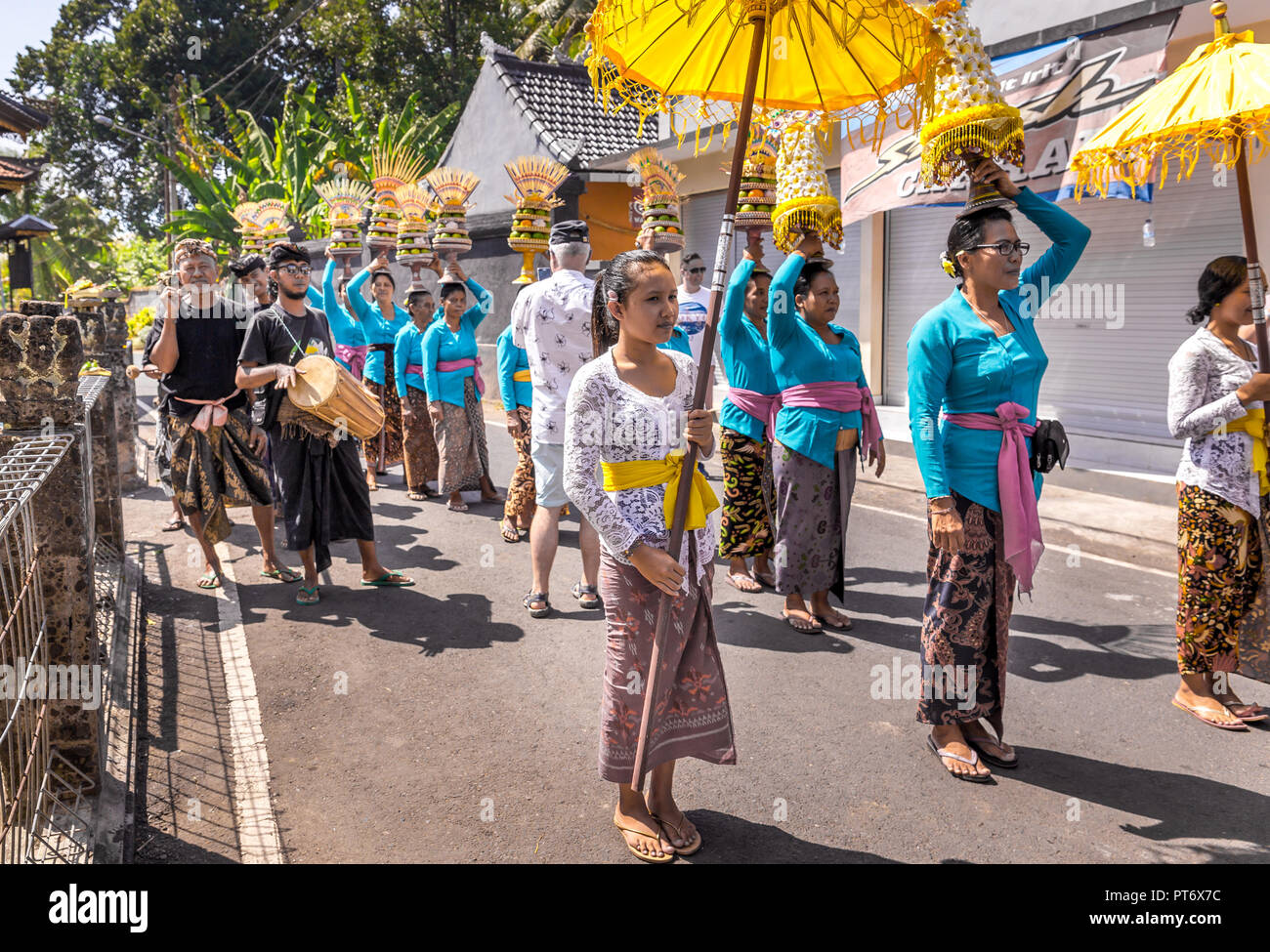 BALI, Indonesien - 25. APRIL 2018: Balinesische Straße Leistung, traditionellen balinesischen Kostüme in Ubud auf Bali, Indonesien Stockfoto BALI, Indonesien - 25. APRIL 2018: Balinesische Straße Leistung, traditionellen balinesischen Kostüme in Ubud auf Bali, Indonesien Stockfoto