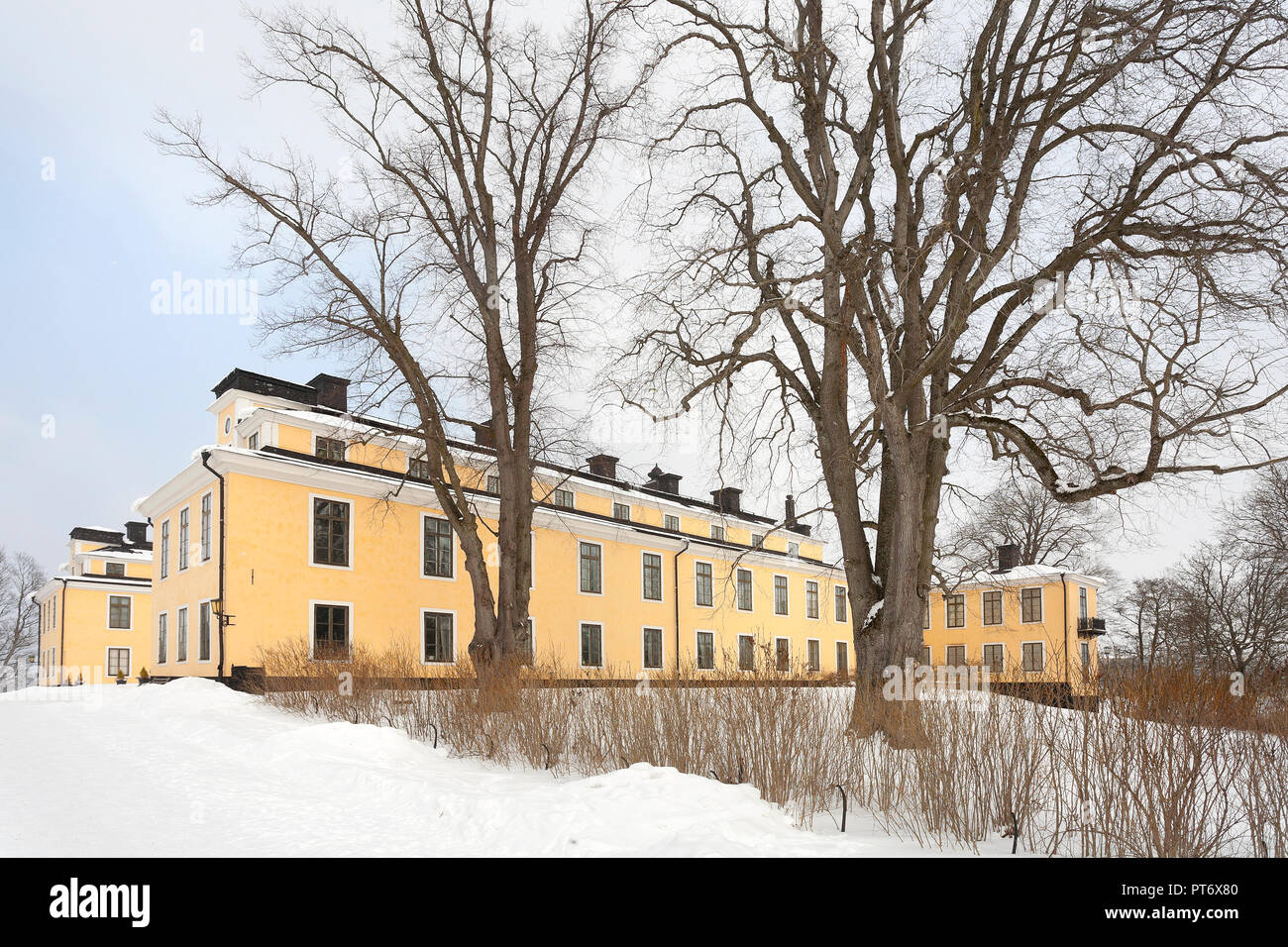 Ulriksdal ist ein königlicher Palast am Ufer des Edsviken im Royal National Park in Solna Gemeinde gelegen, 6 km nördlich von Stockholm Stockfoto