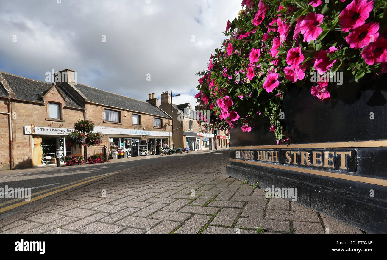 Geschäfte in der High Street in Alness, Ross und Cromarty, Schottland, Großbritannien Stockfoto