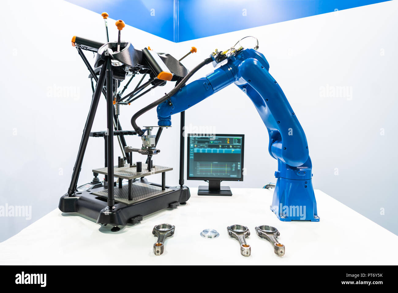 Roboterarm Produktionslinien moderner industrieller Technologie. Automatisierte Fertigungszelle. Stockfoto