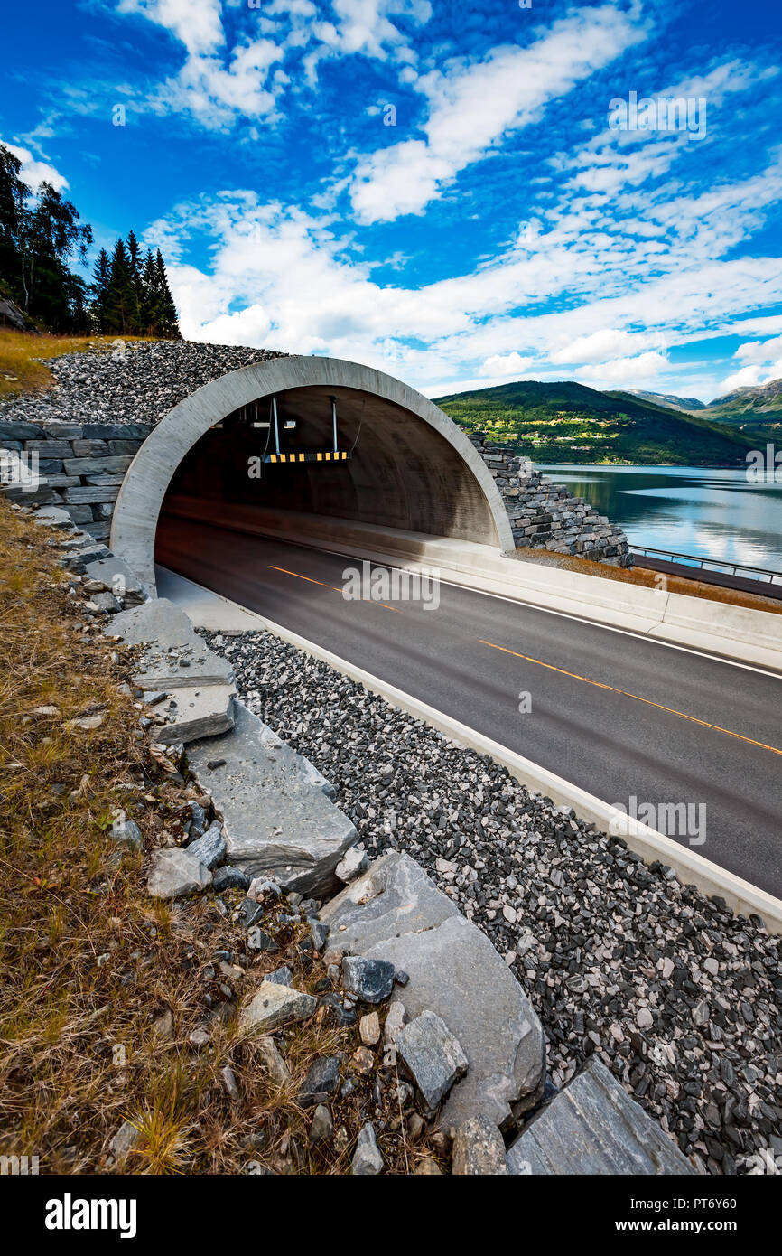 Bergstraße in Norwegen. Der Eingang zum Tunnel. Stockfoto