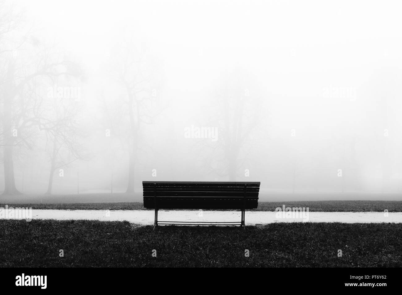Sitzbank auf dem Friedhof. Einsamkeit und Ruhe Stockfoto
