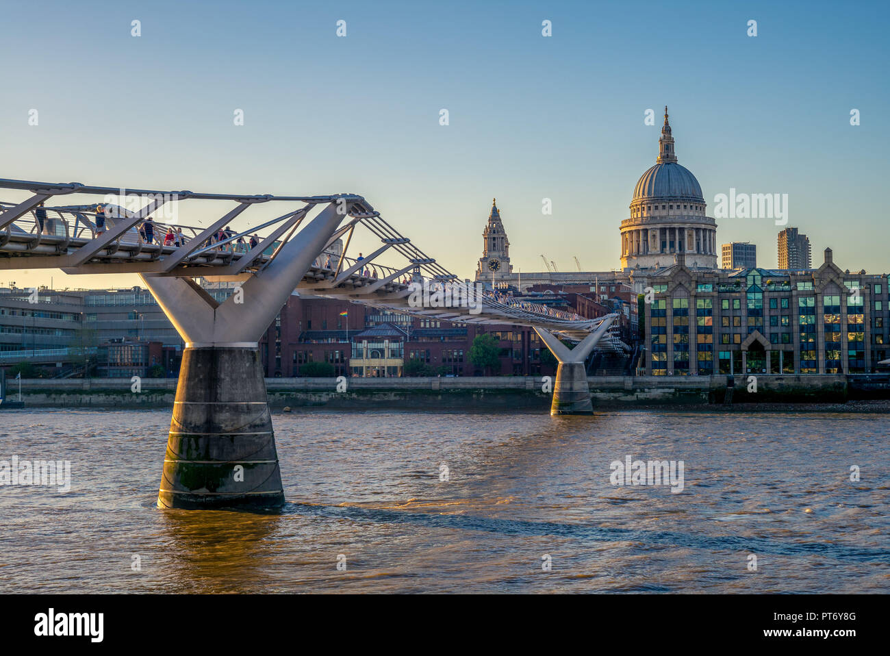 St. Paul Kathedrale durch die Themse in London, Großbritannien Stockfoto