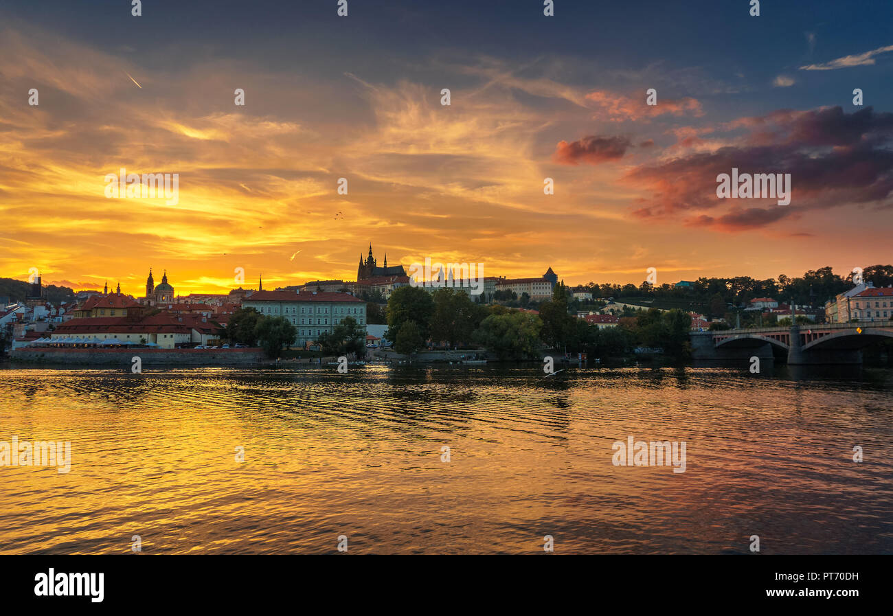 Die Prager Burg und den Fluss Moldau bei Sonnenuntergang Stockfoto