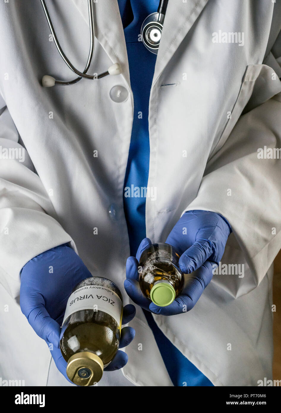 Arzt hat in seinen Händen ZICA virus Impfstoffen in einem Krankenhaus, konzeptionelle Bild Stockfoto